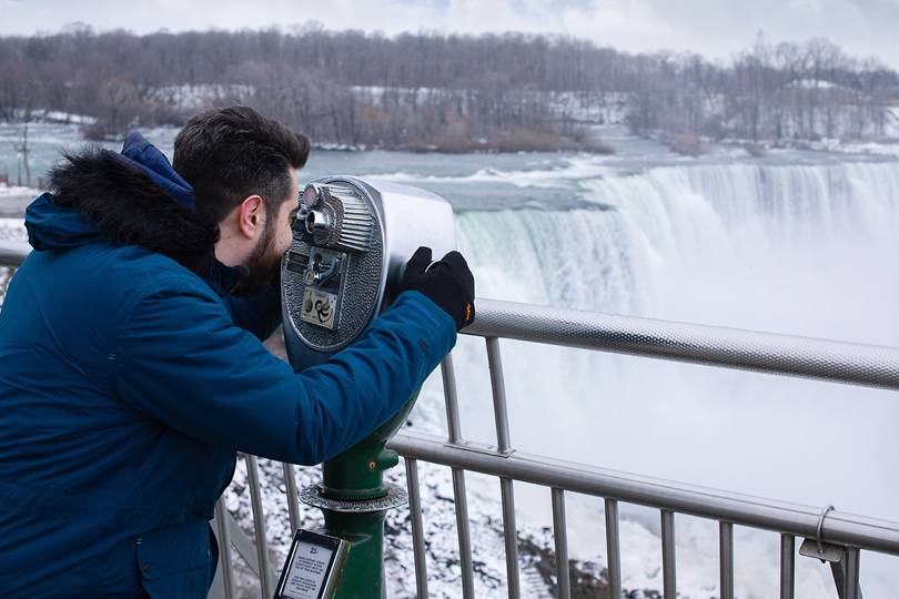 A Niagara Falls visitor using a view finder at the top of the falls