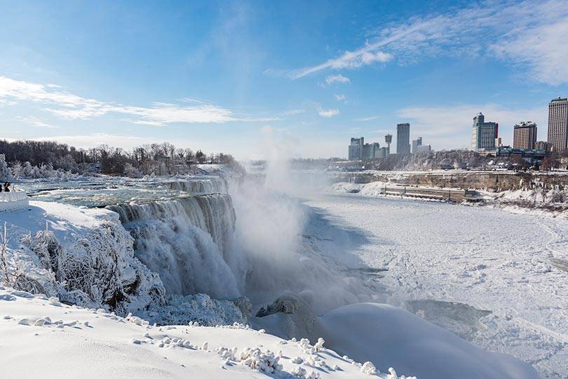 Experience the stunning beauty of Niagara Falls in the winter